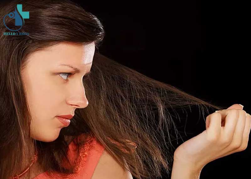 Biểu hiện của tóc yếu dễ gãy rụng