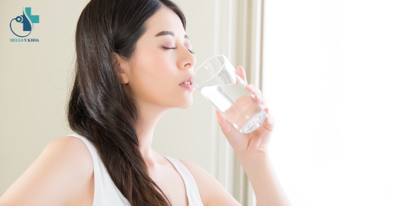 uống nhiều nước ngăn ngừa khô da