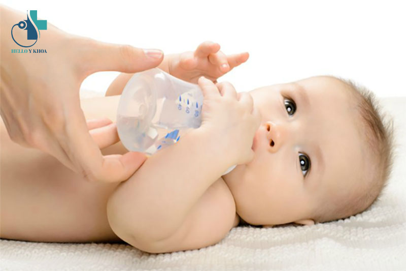 Cho trẻ uống nước phòng táo bón ở trẻ