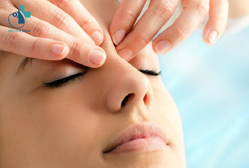 Massage trị quầng thâm mắt